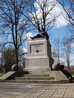 Viron vapaussodan muistomerkki Suure-Jaanissa. Se kuvaa ”muinaisen vapaustaistelun” sankaria Lembitua, mutta samalla symboloi Viron vapaussodan osaksi Viron ikiaikaista taistelua vapaudestaan.