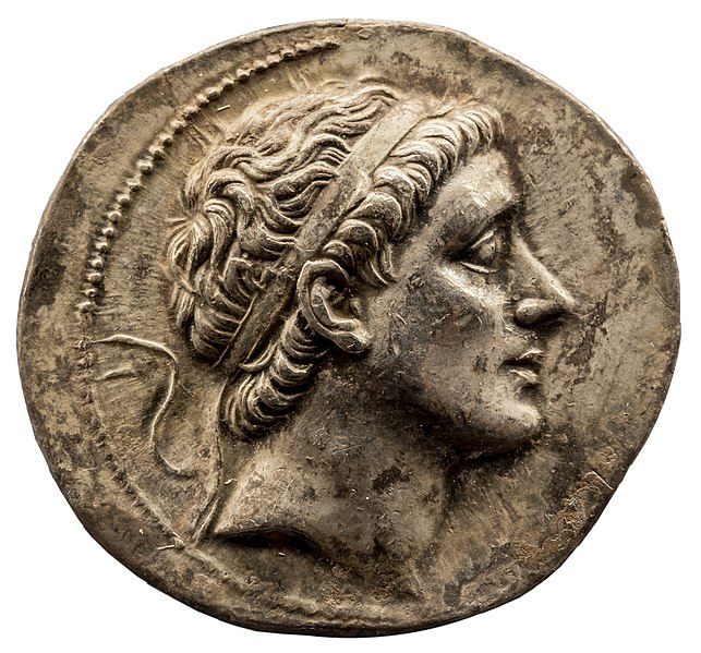 File:Syria - king Antiochos II - 261-246 BC - silver tetradrachm - head of Antiochos II - Apollon - München SMS 01.jpg
