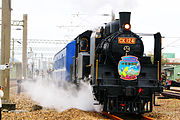 車頭掛上〝C12型締結姊妹列車2周年紀念〞圖案掛牌