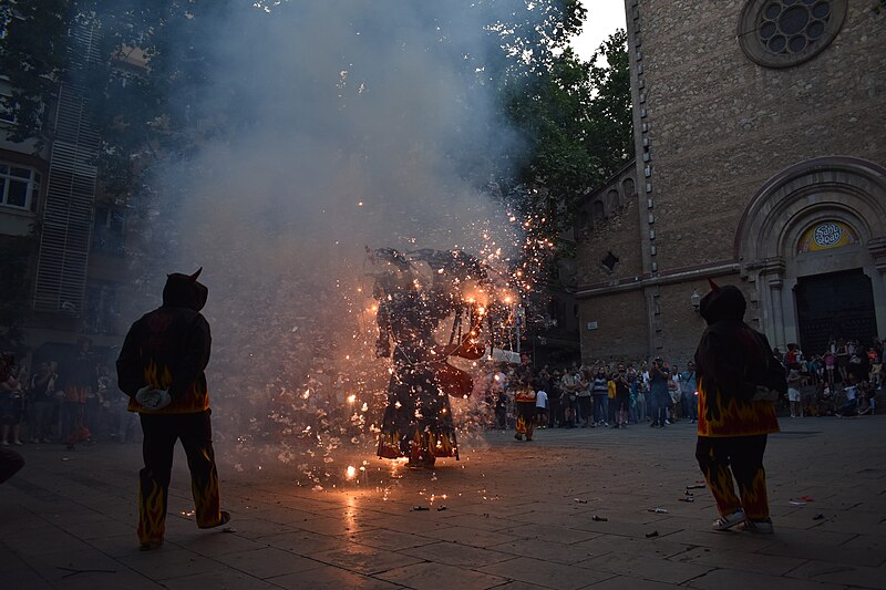 File:Tabalada i Correfoc per la Diada de la Vella de Gràcia 2023 08.jpg