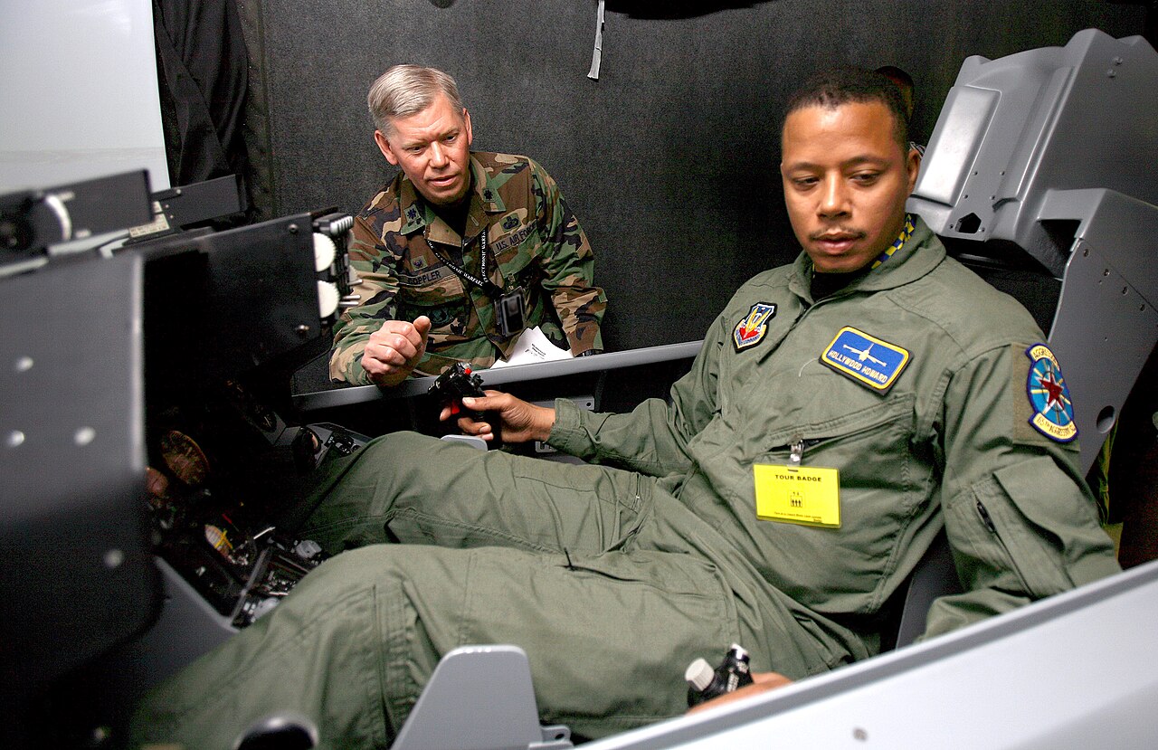 Файл:Terrence Howard studying aircraft controls for his role in the 2008  Iron Man film.jpg — Википедия