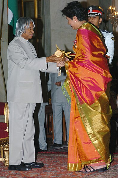 File:The President, Dr. A.P.J. Abdul Kalam presenting Padma Bhushan to Mrs. Indra K. Nooyi, at an Investiture-II Ceremony at Rashtrapati Bhavan in New Delhi on April 05, 2007.jpg