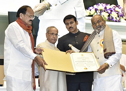 Viswanath receiving Dadasaheb Phalke Award from President Pranab Mukherjee in 2017
