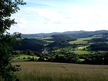 Titmaringhausen; nach rechts der Bachlauf der Wilden Aa