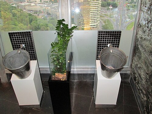 Herrentoilette im Turmrestaurant der Brücke des Slowakischen Nationalaufstandes in Bratislava