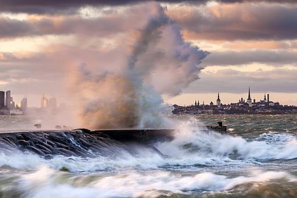 Ondas do mar Báltico, durante uma tempestade no mês de dezembro, batendo contra um quebra-mar, Tallinn, Estônia. (definição 4 288 × 2 859)