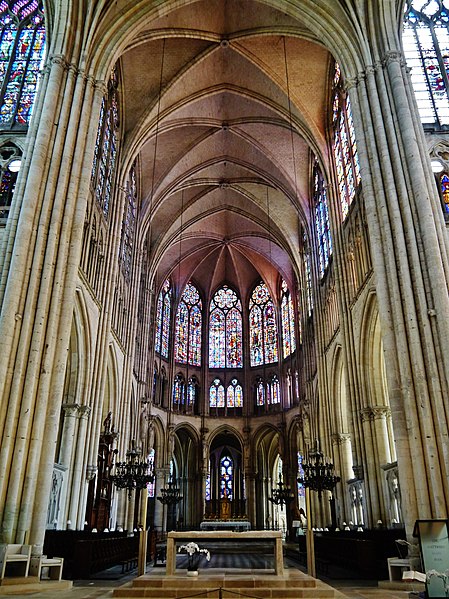 File:Troyes Cathédrale St. Pierre et Paul Innen Chor 1.jpg