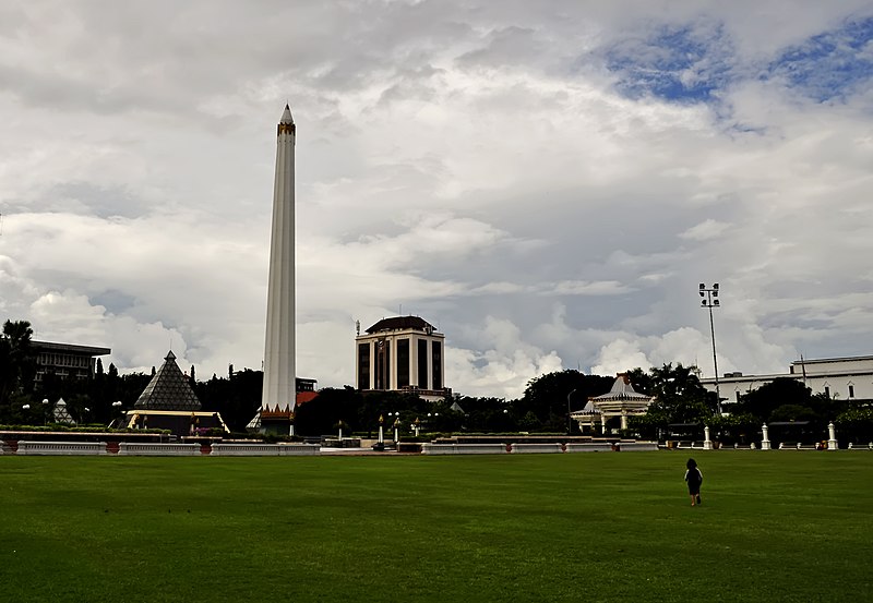 File:Tugu Pahlawan 6.jpg