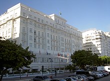 Le Copacabana Palace se trouve sur l'Avenida Atlântica (l'avenue Atlantique) face à la célèbre plage de Copacabana.