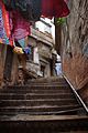 Čeština: Schodiště v centrální části města Varanasí, Uttarprádeš, Indie English: Stairs on a street in central Varanasi, Uttarpradesh, India