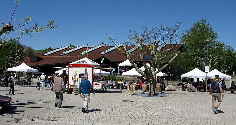 File:Vatertagshock in Merzhausen, im Hintergrund die Sporthalle.jpg