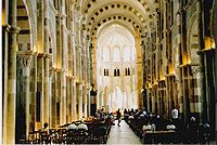 Interieur van de Basiliek van Vézelay met gordelbogen (middel-boven op de foto)