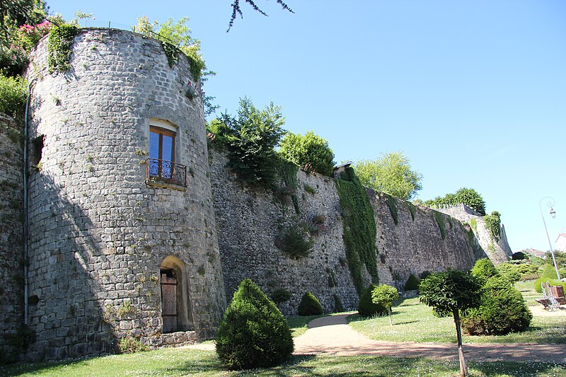 File:Vieux château de Château-Thierry.jpg