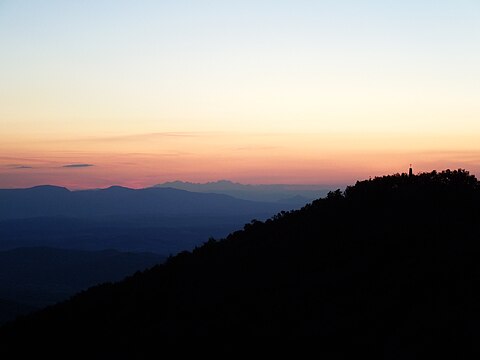 Vihorlat počas letnej noci tesne po západe slnka, zľava Slanské vrchy, Vysoké Tatry a jeho hlavný vrchol