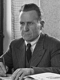 Ville Pessi SKP:n puoluetoimistossa 1945.