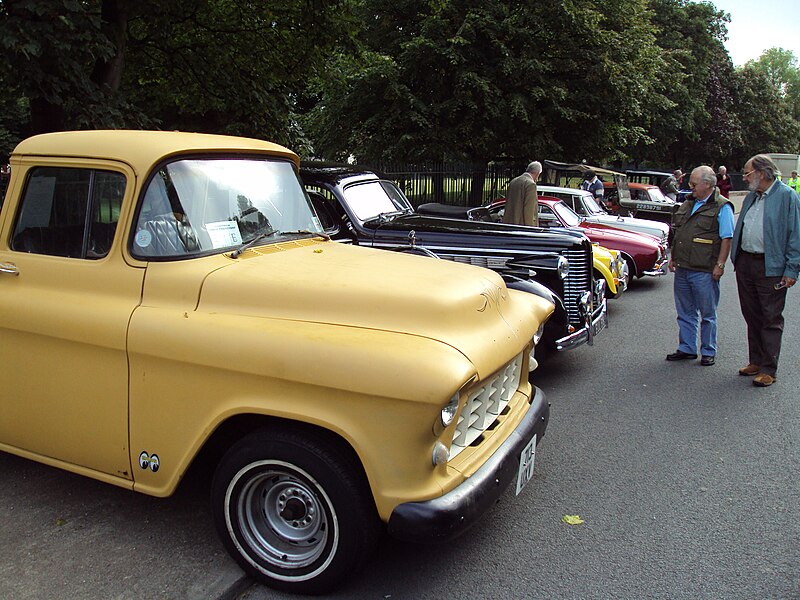 File:Vintage truck, Birkenhead.JPG