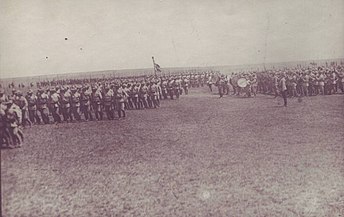Voluntarii ardeleni defilează în fața regelui Ferdinand, Iași, 1917