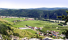 la ciudad de Dürenstein se encuentra en la llanura aluvial del río Danubio.  El río pasa por el valle, entre dos conjuntos de montañas a cada lado.  Los rusos emergieron de los acantilados de feldespato y los desfiladeros de las montañas para atacar a la columna francesa dispuesta en los viñedos.