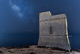A torony a csillagok alatt, hátterében Filfla szigete
