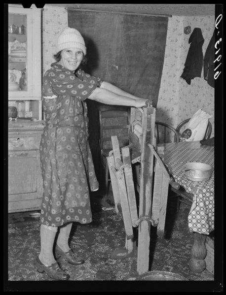 File:Wife of day laborer. Scioto Marshes, Hardin County, Ohio LCCN2017811389.tif