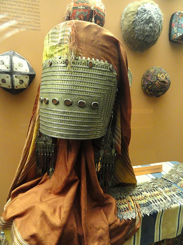 Turkmen women's headwear and jewelry