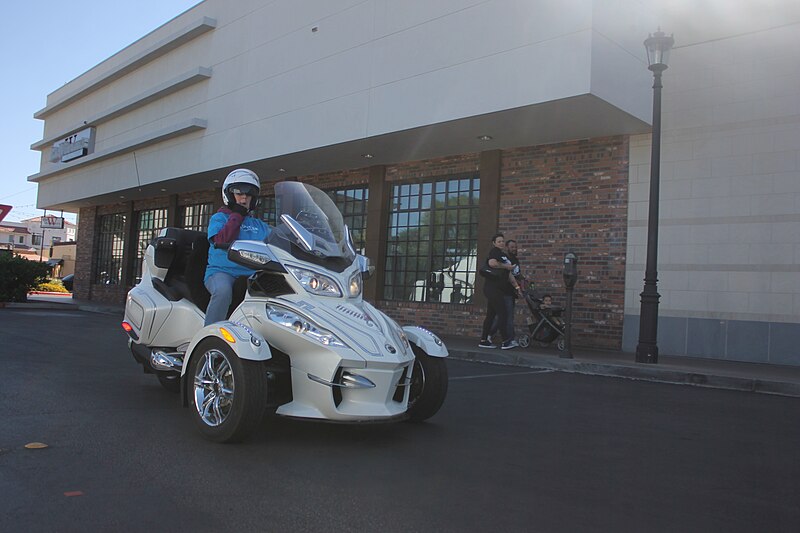 File:Woman Returning on Can-Am Spyder - Las Vegas Ride for Kids 2019.jpg