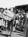 Awaiting freed prisoners (Brisbane, 1945)