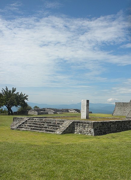 File:Xochicalco (Plaza Central).JPG