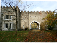 Neo-gothic gatehouse of demolished Yeotown House. The crenellated block at left with projecting windows is a later addition. Now known as Ivy Lodge, a farmhouse YeotownGatehouse IvyLodge Goodleigh Devon.PNG