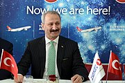 Lëtzebuergesch: 25. Juni 2013: Den tierkesche Wirtschaftsminister Zafer Çağlayan bei der Pressekonferenz no der Arrivée vum éischte Linnefluch Istanbul-Lëtzebuerg.