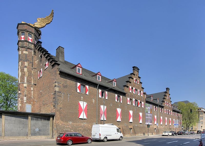 File:Zeughaus Köln - Kölnisches Stadtmuseum - Flügelauto HA Schult (3791-3).jpg