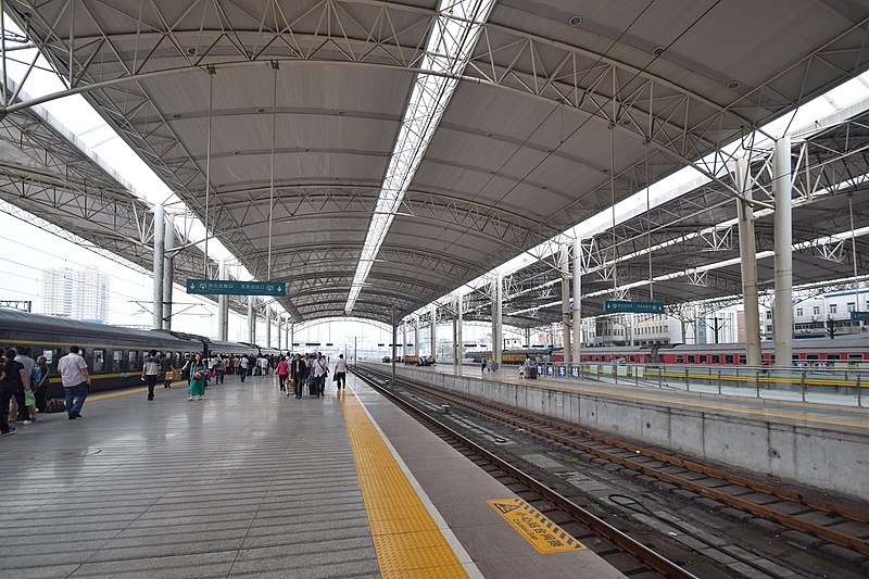 File:Zhengzhou Railway Station Platforms.jpg