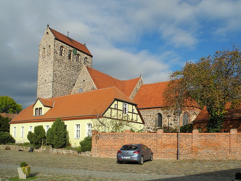 File:Ziesar-Kreuzkirche-3.jpg