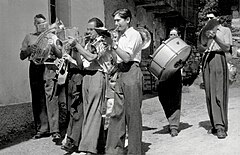 "Muzikanti" - godba s katero so prišli "puršt?" na ženinov dom v Dolah 1951.jpg