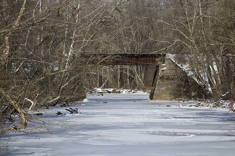 File:'Dinky' over the Stony Brook in Winter.jpg