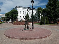 Памятник в м леонтьевой. Памятник Леонтьевой в Ульяновске. Памятник в. м. Леонтьевой Ульяновск. Памятник Нариману Нариманову (Ульяновск). Памятник Нариманова Ульяновск.