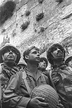 Paraquedistas no Muro das Lamentações, uma fotografia icônica tirada em 7 de junho de 1967 por David Rubinger durante a Guerra dos Seis Dias (definição 2 030 × 3 047)