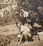 שולמית ואחותה מרים בפרדס של המשפחה בהרצליה