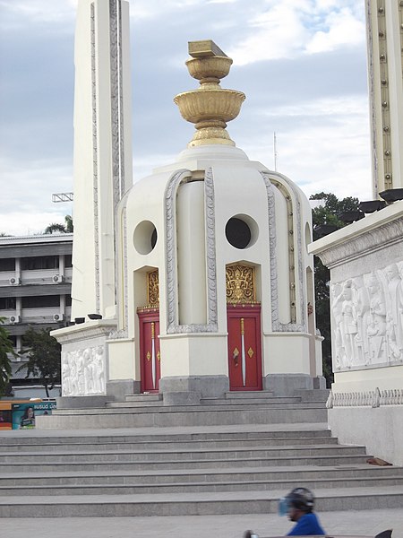 File:อนุสาวรีย์ประชาธิปไตย เขตพระนคร กรุงเทพมหานคร (2).jpg