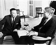 General Chiang Ching-kuo met with US President John F. Kennedy at the White House, 11 September 1963 Jiang Jing Guo Jiang Jun Hui Wu Mei Guo Zong Tong Gan Nai Di .jpg