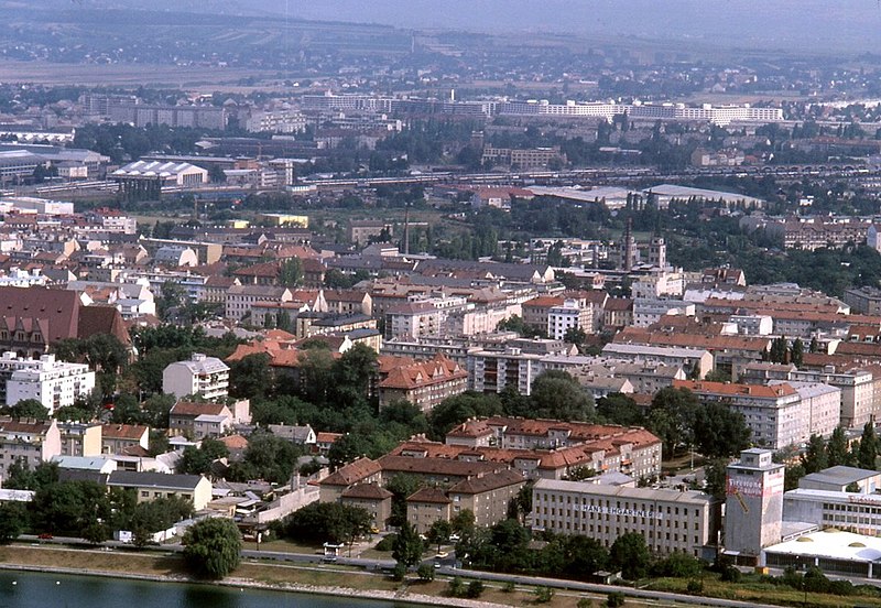 File:090R34310782 Blick vom Donauturm, Blick Richtung Floridsdorf, links Hallen der ÖBB Hauptwerkstätte Floridsdorf , Trasse der Hochbahn.jpg