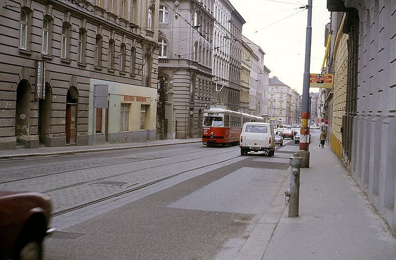 File:100L05040283 Liechtensteinstrasse, Blick Richtung Alserbachstrasse, Strassenbahn Linie D, Typ E1.jpg