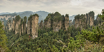 Vista panorâmica de Wulingyuan, um Patrimônio Mundial da Humanidade em Hunan, China. (definição 13 206 × 6 676)