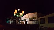 Ein ansässiger Malerbetrieb erstellt jährlich einen illuminierten Gerüstbau zur Weihnachtszeit, hier ein Adventskranz (2016)