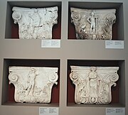 Chapiteaux de pseudo-pilastres. De g. à d.: Cabire, jeune dieu au rhyton. Dioscure. Palais de Galère. début du IVe siècle. MArch Thessalonique[127]
