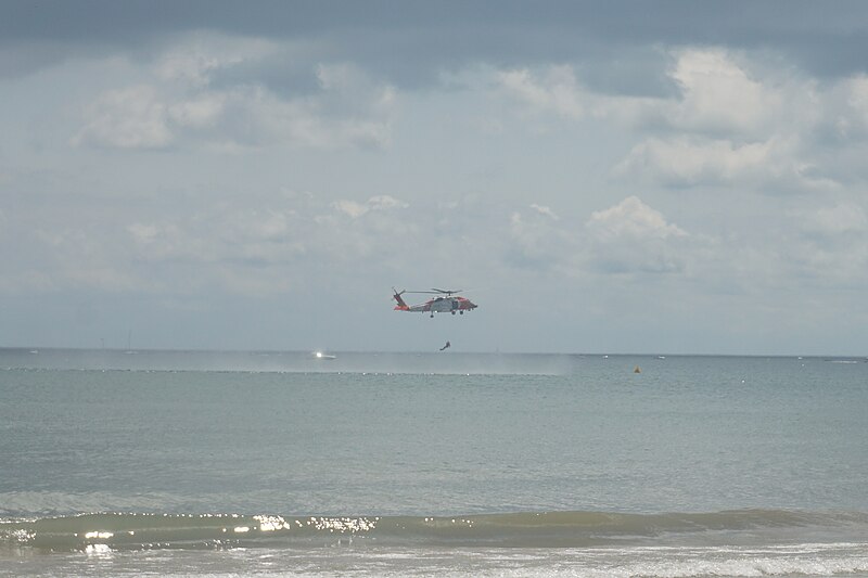 File:2022 Milwaukee Air & Water Show 057 (United States Coast Guard Sikorsky MH-60T Jayhawk).jpg