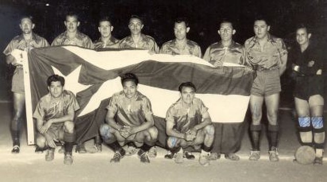 Municipal team that participated in the 1948 tournament in Cuba, holding the flag of the host country