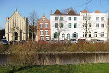 Die ehemalige katholische Kirche (ganz links) und das Fünf-Giebel-Haus am Fürstenburgwall (ganz rechts)