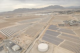 Nellis Solar Power Plant, 72 000 panneaux de 14 MW, au Nevada, États-Unis.
