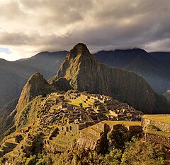 Machu Picchu ligger högt uppe i Anderna i Peru. På tre sidor stupar platåns klippväggar 350 meter ner i djupet. Där finns över 100 trappor som förenar stadens tempel, palats och boningshus, som byggdes av vita granitblock. På den stora klippan till vänster låg templet som var helgat åt solen, som inkafolket dyrkade som en livgivande kraft. Man hade byggt vattenreservoarer, och sluttningarna var terrasserade så att man kunde odla majs och bönor där.